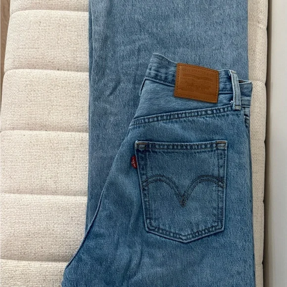Classic Levi’s Light Blue Straight-Leg Jeans - Picture 4 of 5